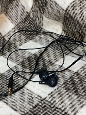 JVC BLACK GUMY WIRED HEADPHONES